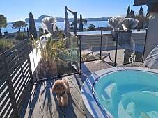 Kleiner Hund auf Terrasse mit privatem Whirlpool und Panorama‑Seeblick am Gardasee I WUNDERORT