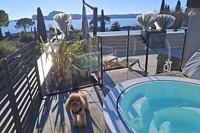Kleiner Hund auf Terrasse mit privatem Whirlpool und Panorama‑Seeblick am Gardasee I WUNDERORT