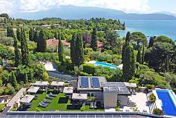 Luftaufnahme: Lamasu mit Infinity-Pool, Dachterrasse, Liegewiese und weitem Blick über den Gardasee I WUNDERORTE