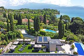 Luftaufnahme: Lamasu mit Infinity-Pool, Dachterrasse, Liegewiese und weitem Blick über den Gardasee I WUNDERORTE