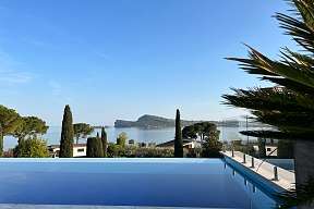 Infinity-Pool der Ferienresidenz Lamasu am Gardasee mit Glasbrüstung, Palmen und weitem Panoramablick I WUNDERORTE