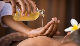 Wellness Massage mit warmen Öl zum Verwöhnen.