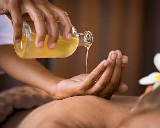 Verwöhnung durch ayurvedische Massage mit warmem Öl
