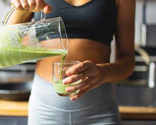Grüner Vitamindrink als Symbol für bewusste Ernährung und frischen Lebensstil