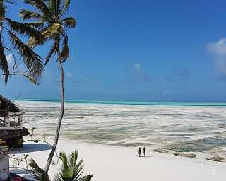 Der indische Ozean leuchtet in Blau- und Türkisfarben, während der weiße Sandstrand zur vollkommenen Entspannung un bewussten Auszeit nach der Safari einlädt.
