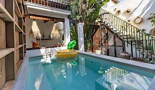 Mediterraner Innenhof mit Pool und Palmen und Sonne ein Rückzugsort mit Privatsphäre in Valencia  - erleben Sie WUNDERORTE