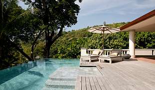 Blick von der Terrasse eines Ferienhaus mit Pool