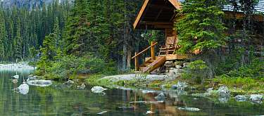  Blockhütte am Natursee, eingebettet in Wald und Bergkulisse I WUNDERORTE