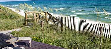 Holzweg durch die Dünen führt direkt zum Strand – Erholung im Ferienhaus I WUNDERORTE