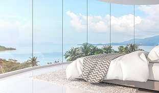 Modernes Schlafzimmer mit Panoramablick auf Palmen und Meer