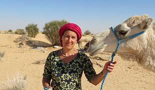 Inhaberin von Kamel-Trekking durch die Sahara während einer Tour mit Ihrem Kamel