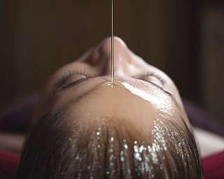 Ayurveda-Anwendung Shirodhara: warmer Ölstrom über der Stirn; Ruhe, Klarheit, Tiefenentspannung I WUNDERORTE